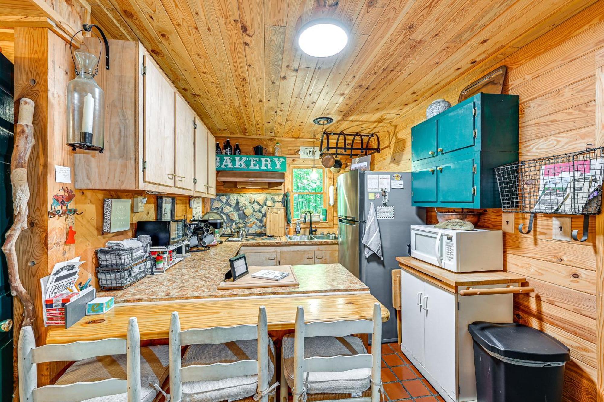 Charming Roaring Gap Cabin With Patio And Fire Pit! Villa Abshers Bagian luar foto