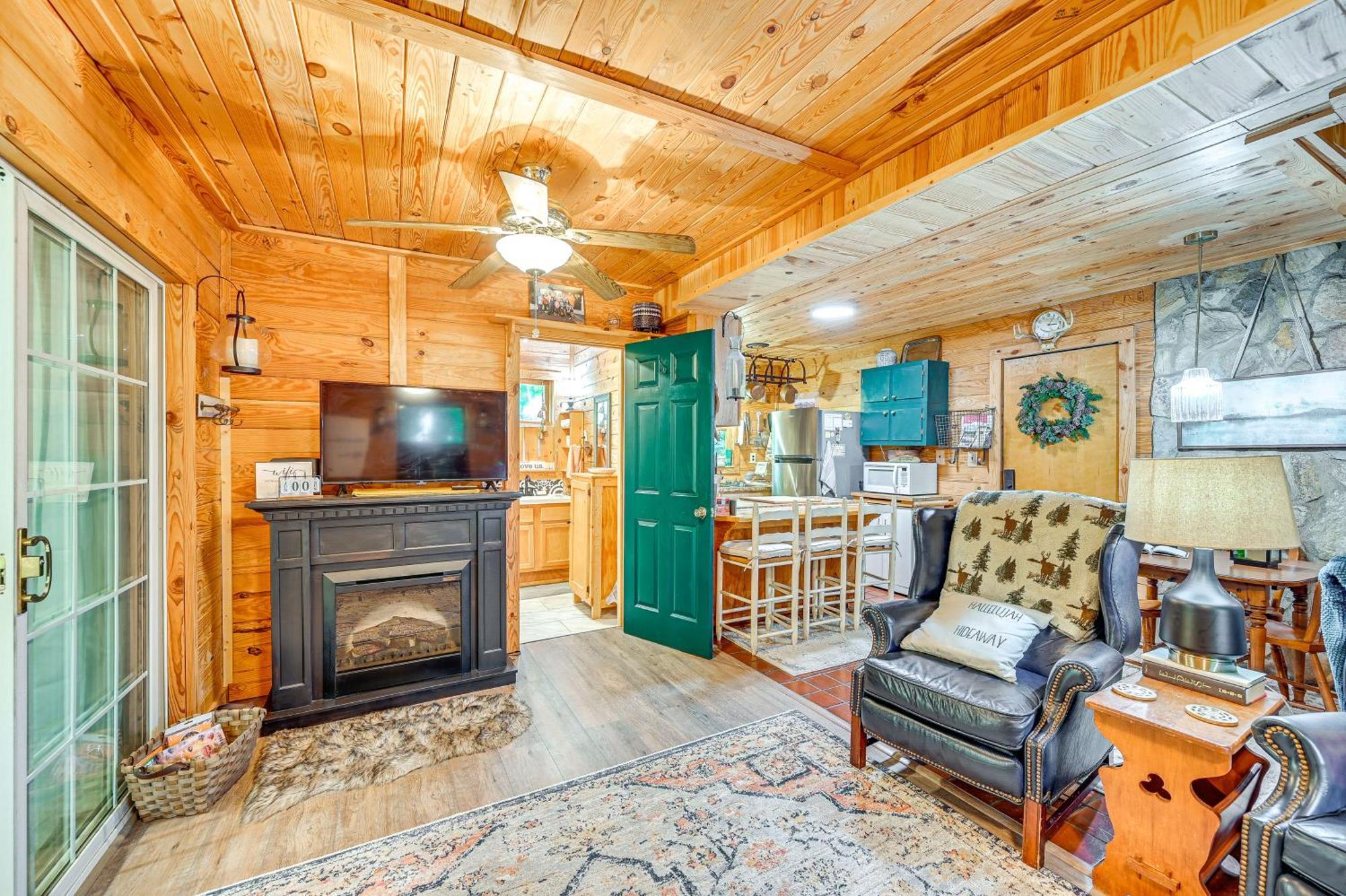 Charming Roaring Gap Cabin With Patio And Fire Pit! Villa Abshers Bagian luar foto